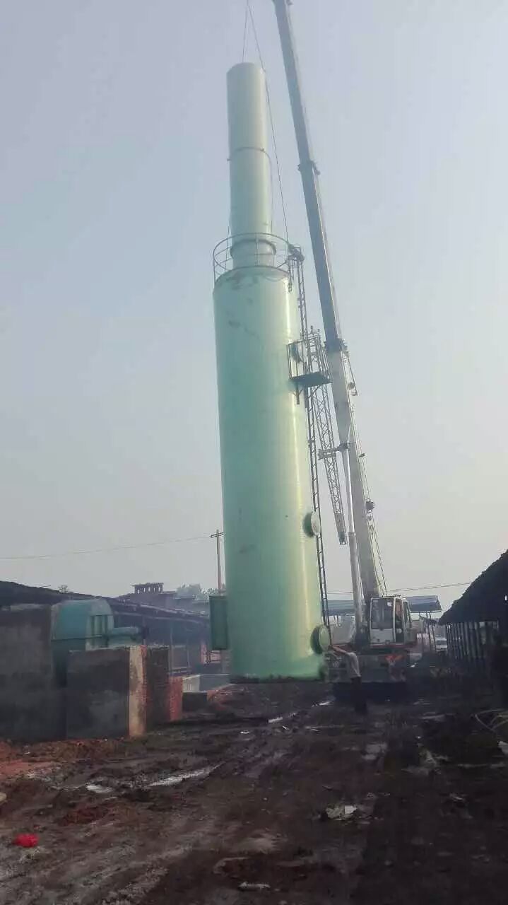 玻璃钢脱硫塔就位中